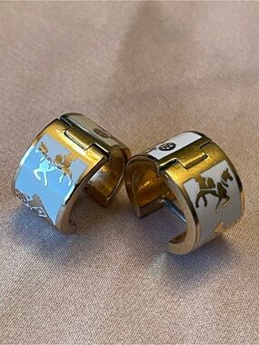 Coach – Enamel Horse & Carriage Huggie Hoop Earrings – White/Gold